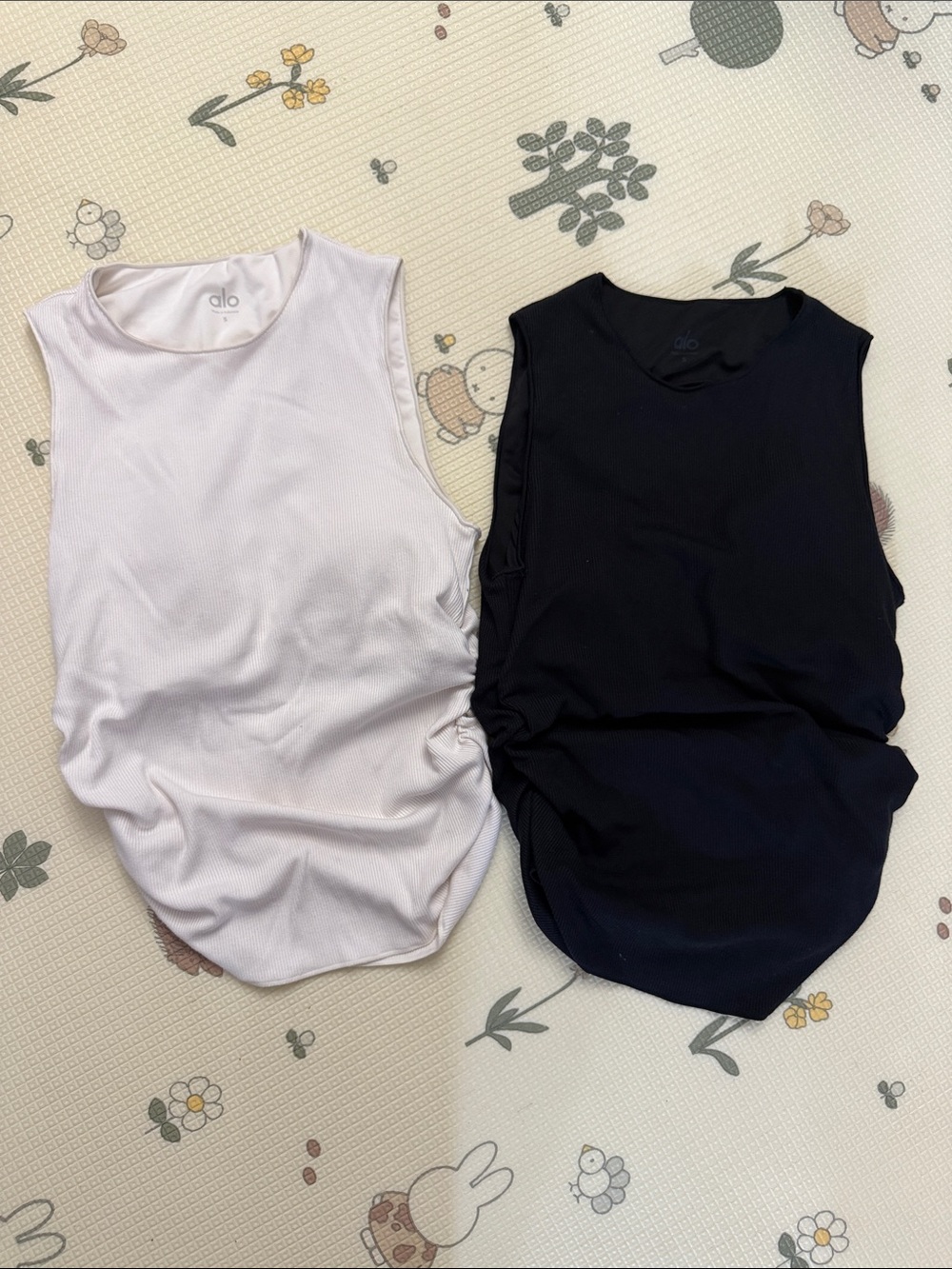 ALO Yoga Sleeveless Ruched Tank Top - Black & white